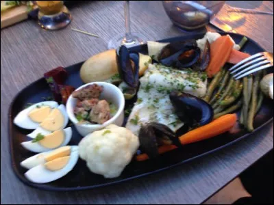 Quel est ce plat que l'on vous servira au restaurant "La Marine" sur le port de Bandol ?
