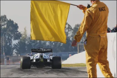 Dans de nombreux sports, que signifie le drapeau jaune lors de compétitions ?