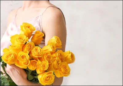 Dans le langage traditionnel des fleurs, que symbolise la rose jaune ?