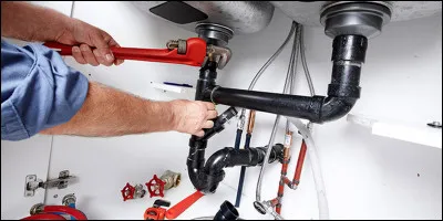 D&eacute;finition : Artisan ou ouvrier proc&eacute;dant &agrave; l'installation et &agrave; l'entretien des canalisations, &agrave; la pose et &agrave; la r&eacute;paration des appareils sanitaires et de cuisine. Quel est votre choix ?