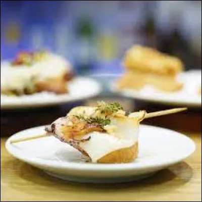 Voici des petits calamars souvent servis en pintxos (tapas). Ce sont des...