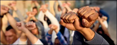 Tu te retrouves face aux Invisibles. Ils ont kidnappé ta mère. Que fais-tu ?