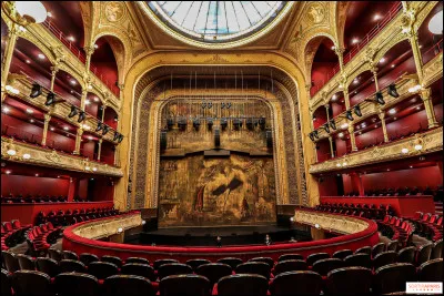 C'est une petite pièce de théâtre, souvent comique.