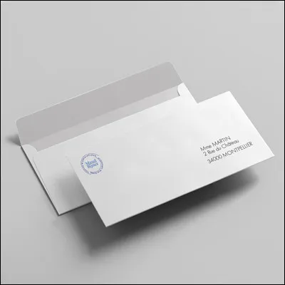 Elle contient une lettre et porte un timbre.