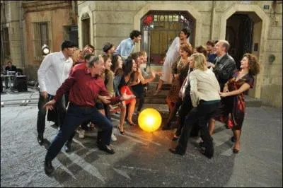 Dans cette photo les acteurs chantent pour