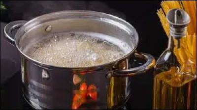 Mettre de l'huile dans la cuisson des pâtes les empêche de coller.
