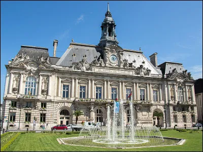 Qui fut l'architecte de l'hôtel de ville de Tours ?