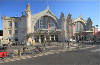 Ce monument est la gare de Tours.