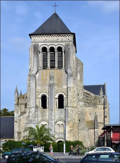 Quel est le nom de ce monument situé à Tours ?