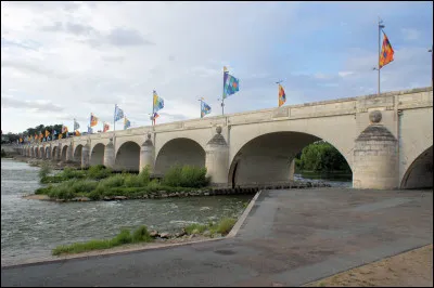 La ville de Tours se trouve à la confluence de la Loire et du Cher.