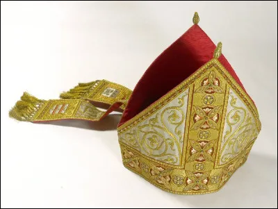 La ville de Tours fut un grand centre religieux grâce aux évêques Saint-Martin et Saint-Grégoire de Tours.