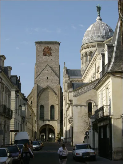 Quel est le nom de ce monument situé à Tours ?
