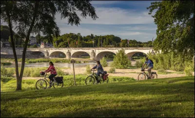 Quel est le nom de ce pont situe à Tours ?