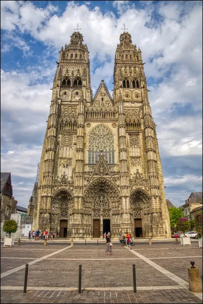 Quel est le nom de ce monument situé à Tours ?