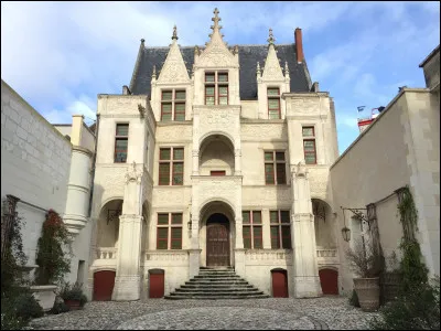 Quel est le nom de ce monument situé à Tours ?