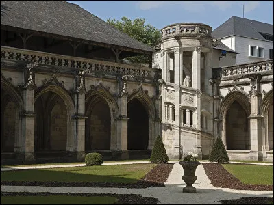 Quel est le nom de ce monument situé à Tours ?