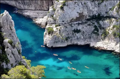 Nature : quelle ville de la région PACA est réputée pour ses splendides calanques ?
