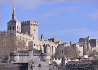 Histoire : quelle ville de la région PACA a accueilli les papes de 1309 à 1377 ?