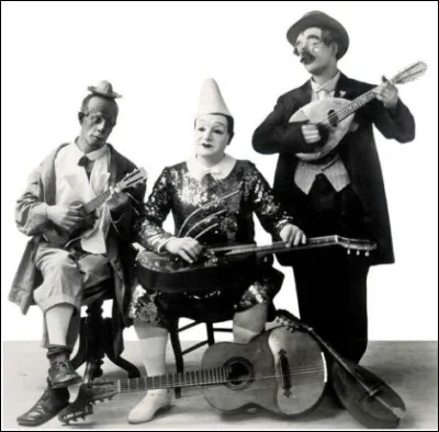 Grand adepte du second degré, qui déclare : "On compare très souvent les hommes politiques à des acteurs. C'est très injuste pour les acteurs." parmi ces trois ?