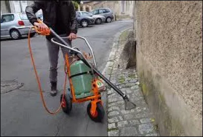 Et voici le désherbeur thermique.