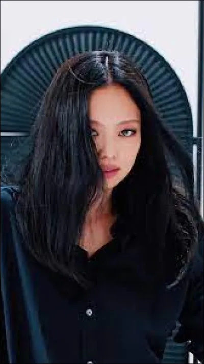 De quelle couleur était la boisson que buvait Jennie au début du clip ?