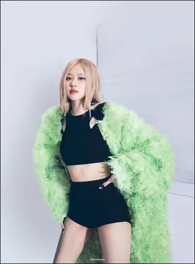 Au début du clip, Rosé est assise sur une planète. De quelle couleur est la planète ?