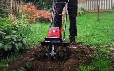 Elle permet de travailler la terre en surface.