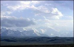 Ce Pic culmine  7134 m, il se trouve sur le territoire du Tadjikistant et le Kirghizistan dans la chane du Transala. Quel est son nom autrement connu ?