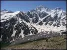 L'Elbrouz culmine  5633 m. Dans quelle chane de montagne russe se trouve-t-il ?