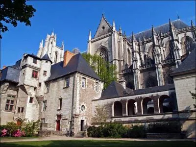 La capitale du Pays de la Loire est la ville de :