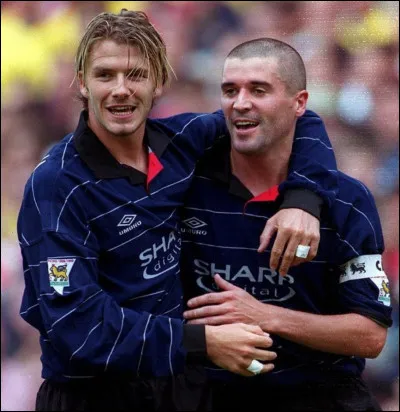 Dans quel club anglais David Beckham a-t-il joué aux côtés de Roy Keane  ?