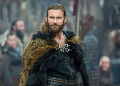 En 911, de quel roi des Francs le chef viking Rollon obtient le duché de Normandie ?