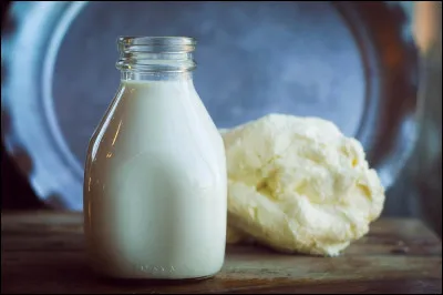 Quel est le nom du résidu liquide blanc qui reste après la fabrication du beurre ?