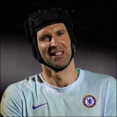 Combien de ''clean sheets'' (matchs sans encaisser de but) Petr Čech a-t-il réalisés en Premier League ?