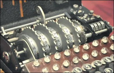 Début 1942, un quatrième rotor est ajouté dans la machine Enigma. Combien de temps faut-il aux Alliés pour de nouveau déjouer les codes secrets allemands ?