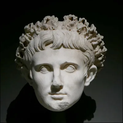 En quelle année le culte d'Octave et de Rome a-t-il été fondé à Pergame en Asie et à Nicomédie en Bithynie ?