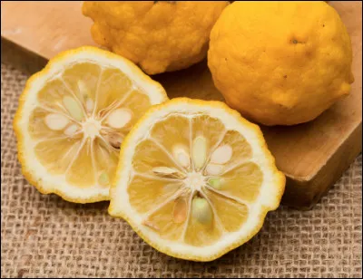 Quelle est cette variété de citron asiatique, fruit acide avec de gros pépins mais très riche en vitamine C ?