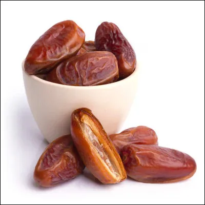 Quelle est cette variété de datte, fruit sucré, charnu et moelleux avec une peau très fine ?