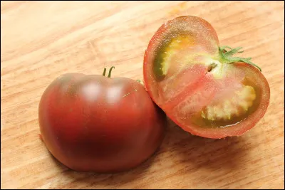 Quelle est cette variété de tomate noire, fruit juteux à saveur douce avec peu de pépins ?