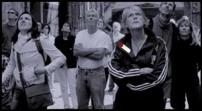 "... Tout le monde a levé le nez vers le ciel angélique couleur de paradis, d'où sortait cette musique comme accordée 
sur l'infini... " Quelle jolie façon d'évoquer la sottise de l'homme ! Monsieur ... ?