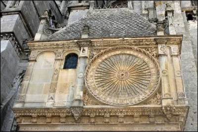 "Patience et longueur de temps font plus que force ni que rage." 
Loin d'être inconnue cette morale est de :