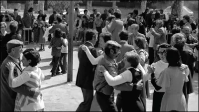 Quel est auteur pour ces évocations : "De plaines en forêts de vallons en collines. Du printemps qui va naître à tes mortes saisons... " ?