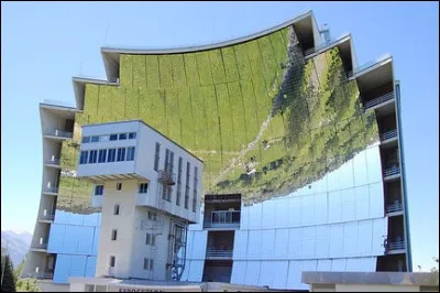 Voici la première grande centrale solaire de France. Quel est son nom ?
