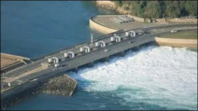 Le barrage de la Rance construit en 1966 est une centrale originale. Quelle source d'énergie utilise-t-elle ?