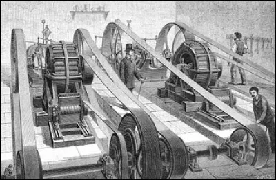 Comment se nomme l'énergie électrique produite par les premières centrales ?