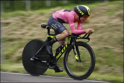Sur quelle course cycliste le leader du classement général porte-t-il le maillot rose ?