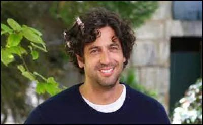 Comment ce chanteur français, ayant interprété des chansons telles que "J'aime les moches" ou "Joyeux Noël" s'appelle-t-il ?