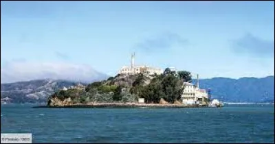Dans quelle ville américaine l'île d'Alcatraz, abritant la prison fédérale d'Alcatraz, est-elle située ?