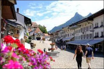 Dans quel pays européen la ville de Gruyères, réputée pour la production d'un fromage du même nom est-elle située ?