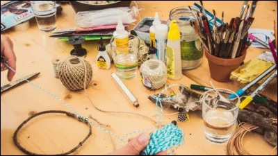 Ceci est une abréviation anglaise assez souvent utilisée, surtout dans les vidéos YouTube pour des activités créatives ou de bricolage, et ça signifie, en français, ''fais le toi-même''.